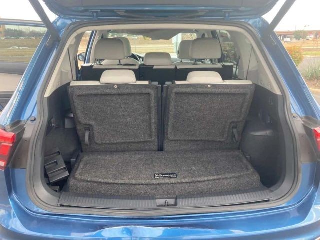 Volkswagen Tiguan Vehicle Full-screen Gallery Image 12