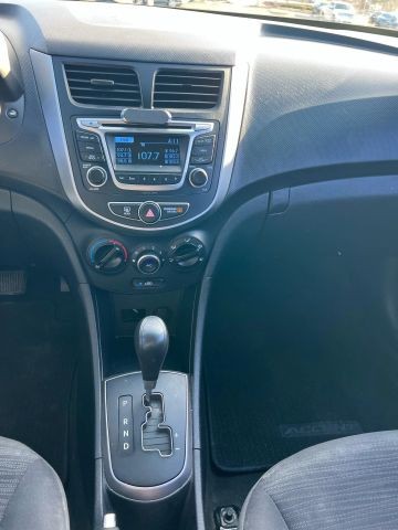 Hyundai Accent 5-Door Vehicle Full-screen Gallery Image 08