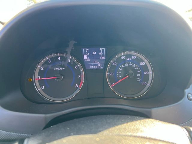 Hyundai Accent 5-Door Vehicle Full-screen Gallery Image 09