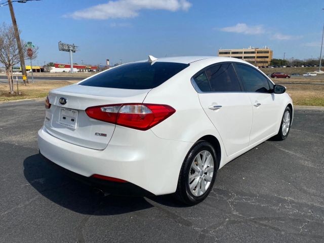 Kia Forte Vehicle Full-screen Gallery Image 4