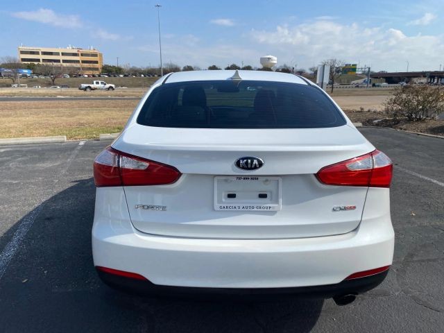 Kia Forte Vehicle Full-screen Gallery Image 5