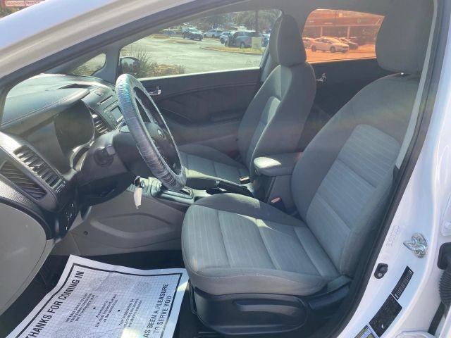 Kia Forte Vehicle Full-screen Gallery Image 7