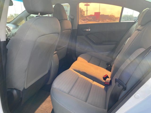 Kia Forte Vehicle Full-screen Gallery Image 8