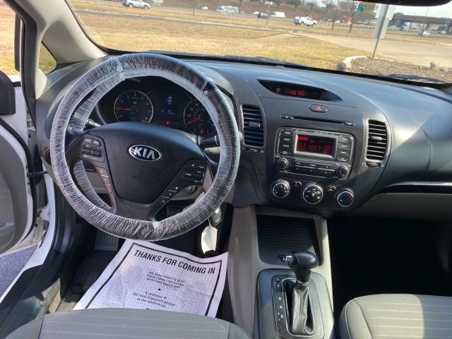 Kia Forte Vehicle Full-screen Gallery Image 9