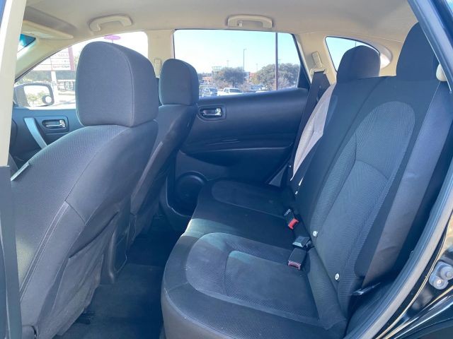 Nissan Rogue Vehicle Full-screen Gallery Image 7