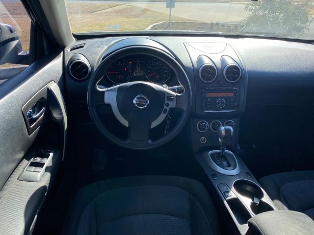 Nissan Rogue Vehicle Full-screen Gallery Image 9