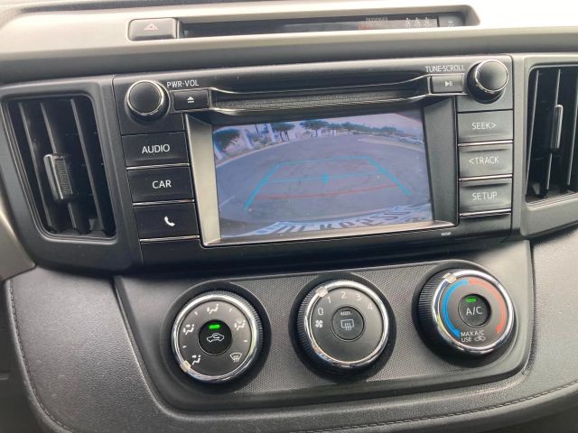 Toyota RAV4 Vehicle Full-screen Gallery Image 6