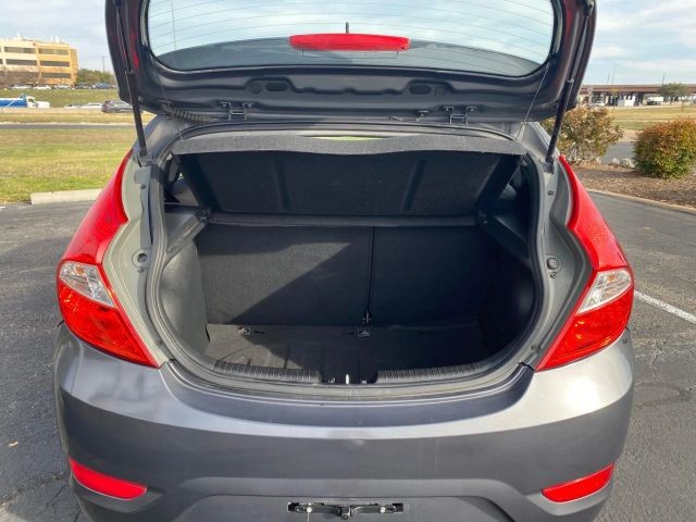 Hyundai Accent 5-Door Vehicle Full-screen Gallery Image 09