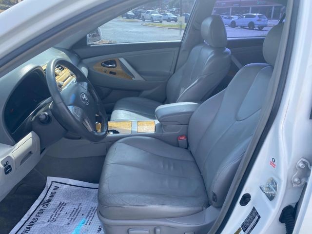 Toyota Camry Vehicle Full-screen Gallery Image 7