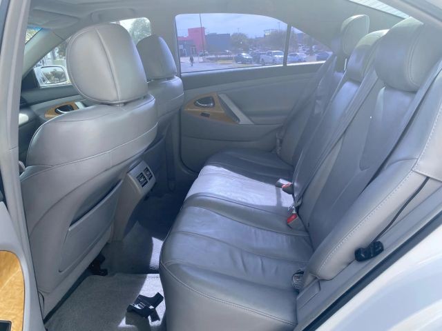 Toyota Camry Vehicle Full-screen Gallery Image 8