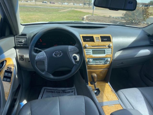 Toyota Camry Vehicle Full-screen Gallery Image 9