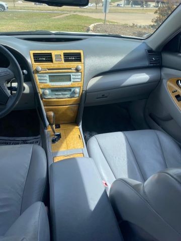 Toyota Camry Vehicle Full-screen Gallery Image 10