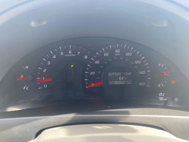 Toyota Camry Vehicle Full-screen Gallery Image 11