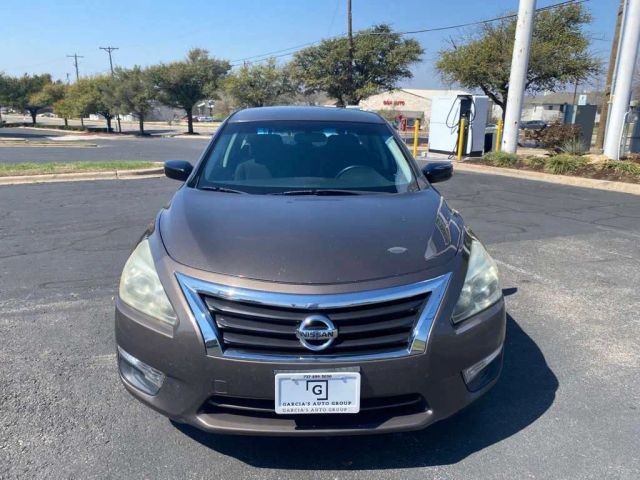 Nissan Altima Vehicle Full-screen Gallery Image 2