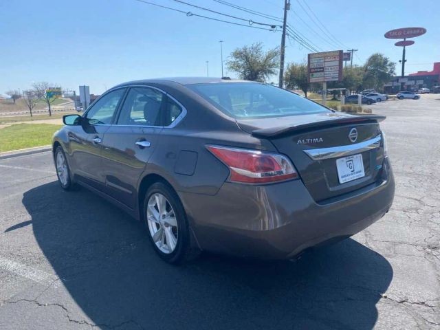 Nissan Altima Vehicle Full-screen Gallery Image 3