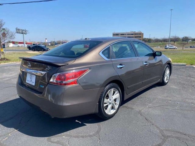 Nissan Altima Vehicle Full-screen Gallery Image 4