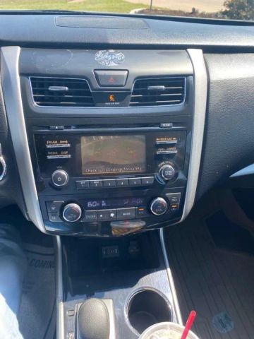 Nissan Altima Vehicle Full-screen Gallery Image 6