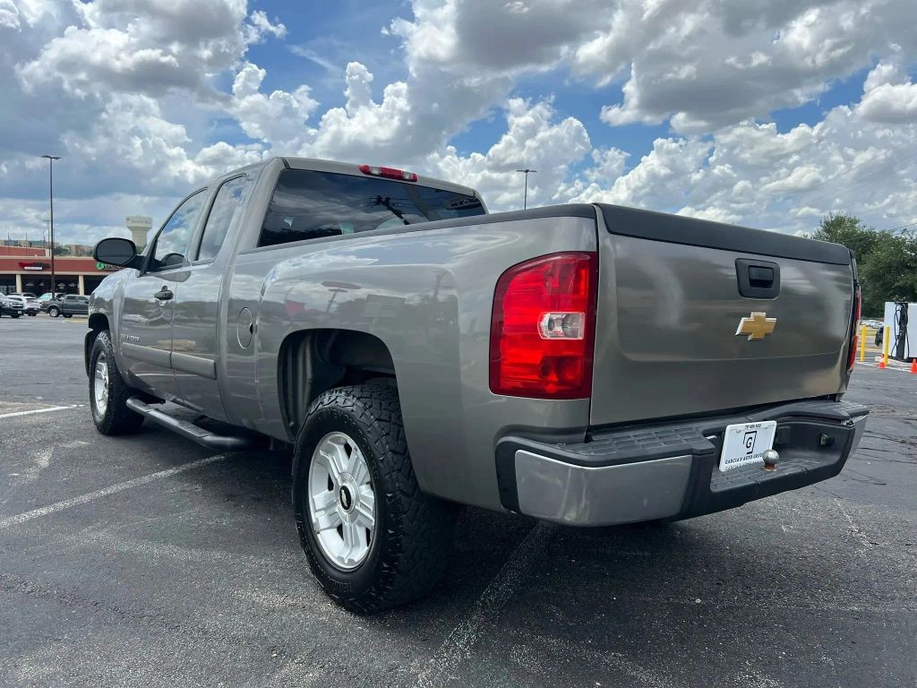 Chevrolet Silverado 1500 Vehicle Full-screen Gallery Image 3