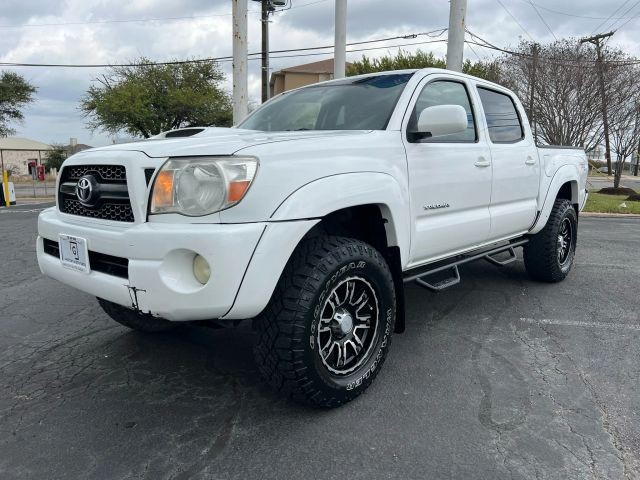 Toyota Tacoma Vehicle Full-screen Gallery Image 2