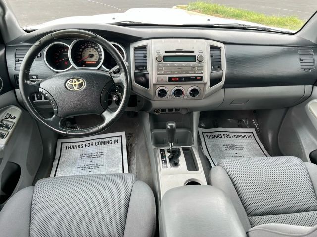 Toyota Tacoma Vehicle Full-screen Gallery Image 6