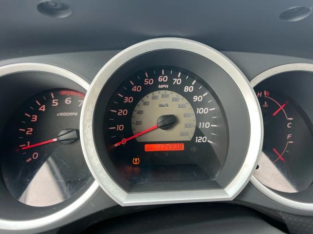 Toyota Tacoma Vehicle Full-screen Gallery Image 8