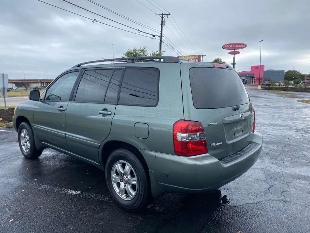 Toyota Highlander Vehicle Full-screen Gallery Image 03