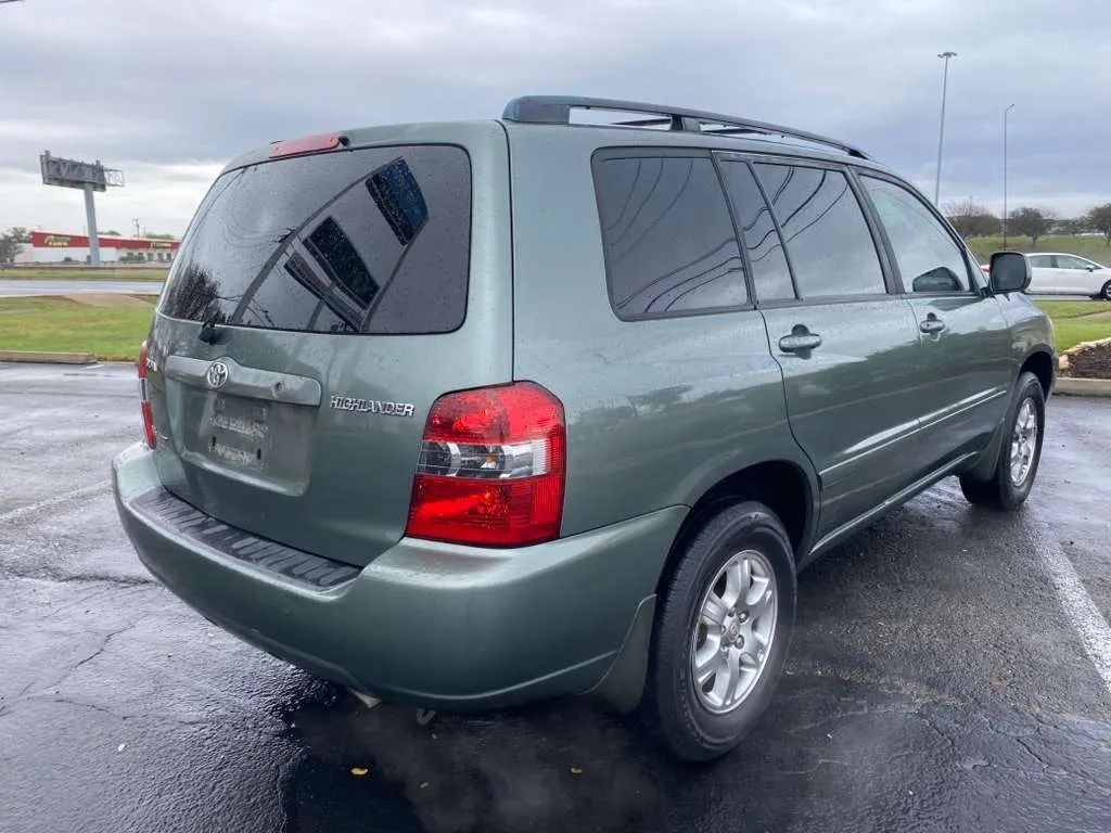 Toyota Highlander Vehicle Full-screen Gallery Image 04