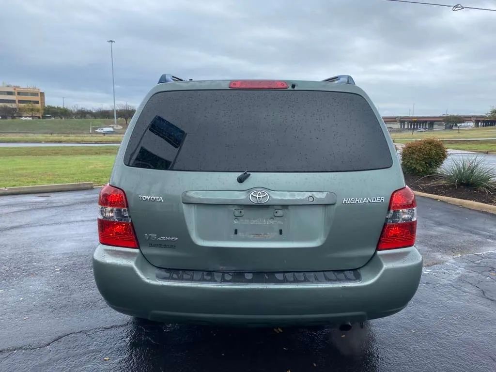 Toyota Highlander Vehicle Full-screen Gallery Image 06