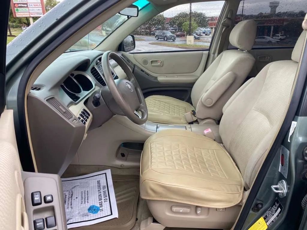 Toyota Highlander Vehicle Full-screen Gallery Image 07