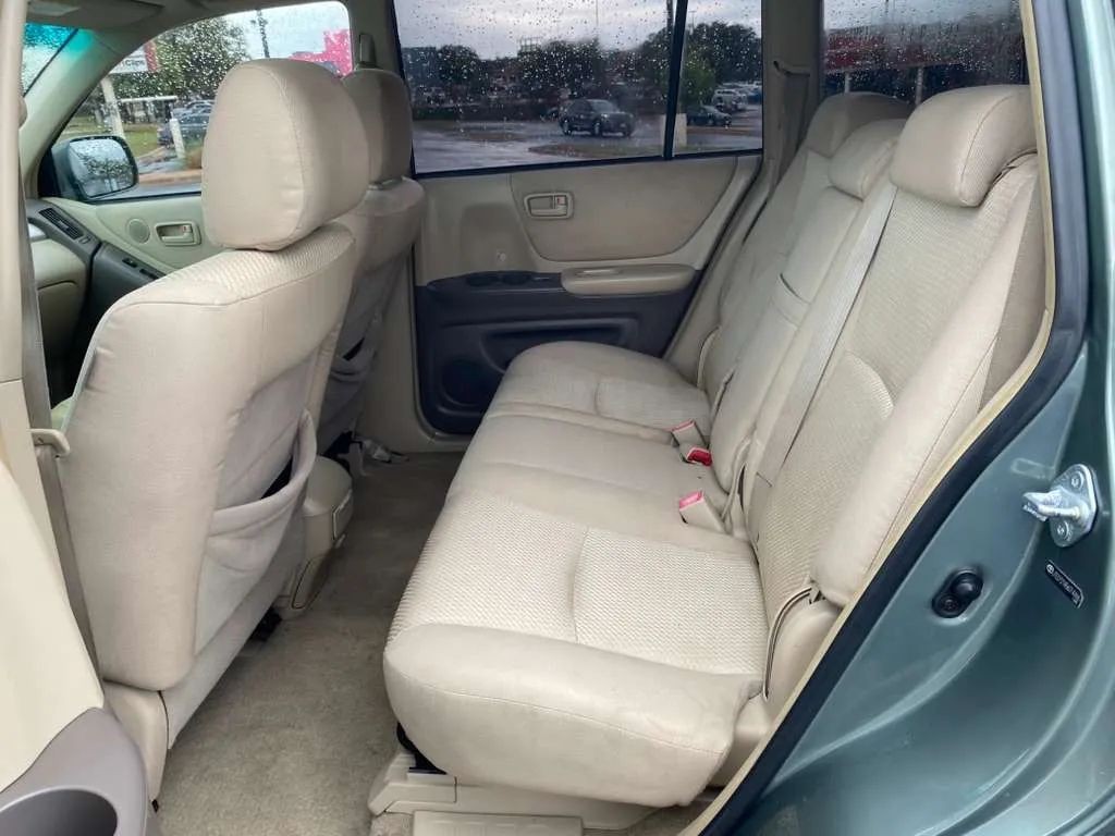 Toyota Highlander Vehicle Full-screen Gallery Image 09