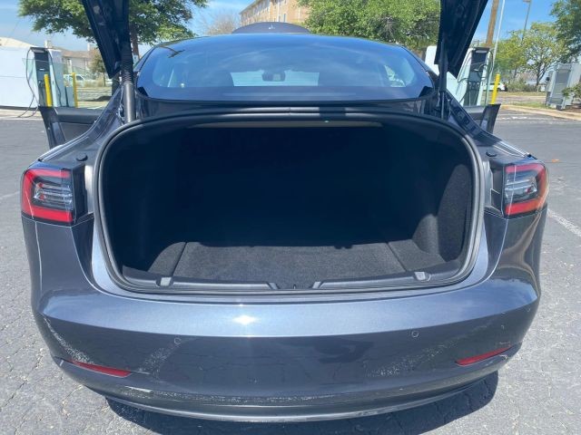 Tesla Model 3 Vehicle Full-screen Gallery Image 8