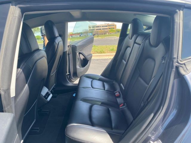 Tesla Model 3 Vehicle Full-screen Gallery Image 11