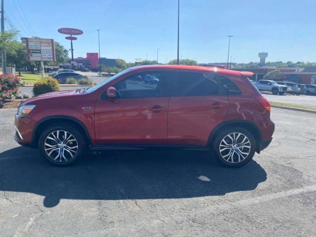 Mitsubishi Outlander Sport Vehicle Full-screen Gallery Image 3