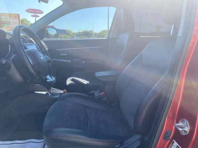 Mitsubishi Outlander Sport Vehicle Full-screen Gallery Image 9