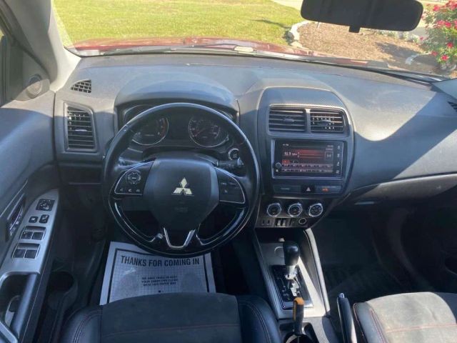 Mitsubishi Outlander Sport Vehicle Full-screen Gallery Image 10