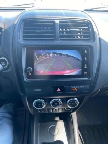 Mitsubishi Outlander Sport Vehicle Full-screen Gallery Image 12