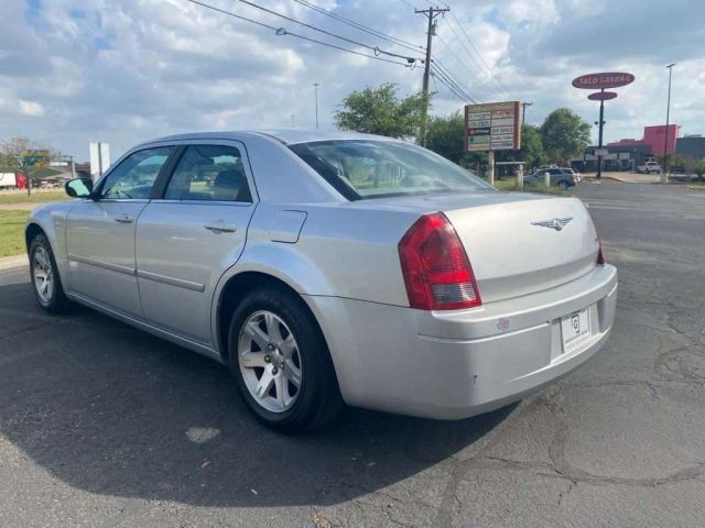 Chrysler 300 Vehicle Full-screen Gallery Image 4