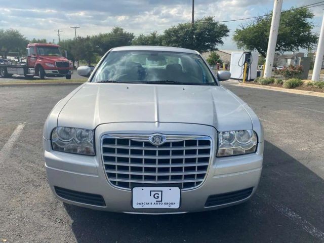 Chrysler 300 Vehicle Full-screen Gallery Image 5