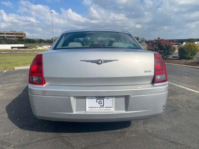 Chrysler 300 Vehicle Full-screen Gallery Image 6