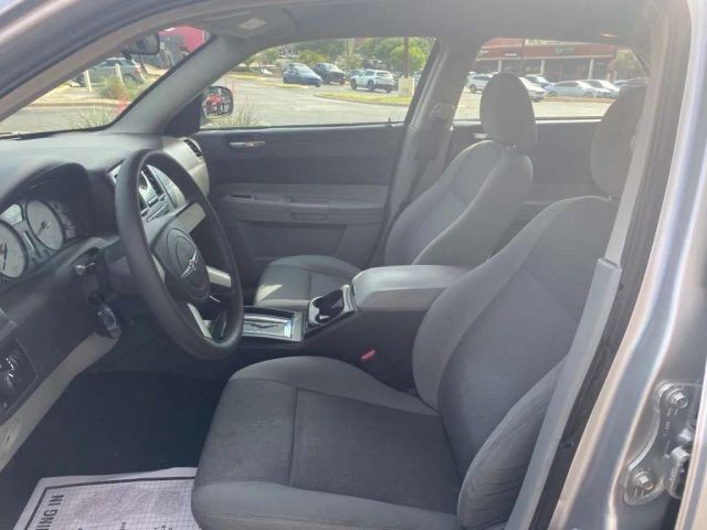 Chrysler 300 Vehicle Full-screen Gallery Image 8