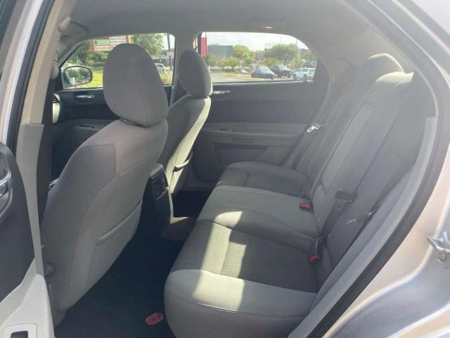 Chrysler 300 Vehicle Full-screen Gallery Image 9