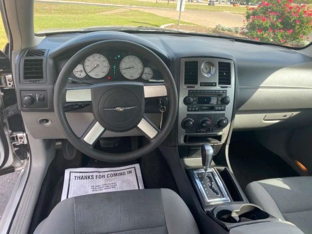 Chrysler 300 Vehicle Full-screen Gallery Image 10