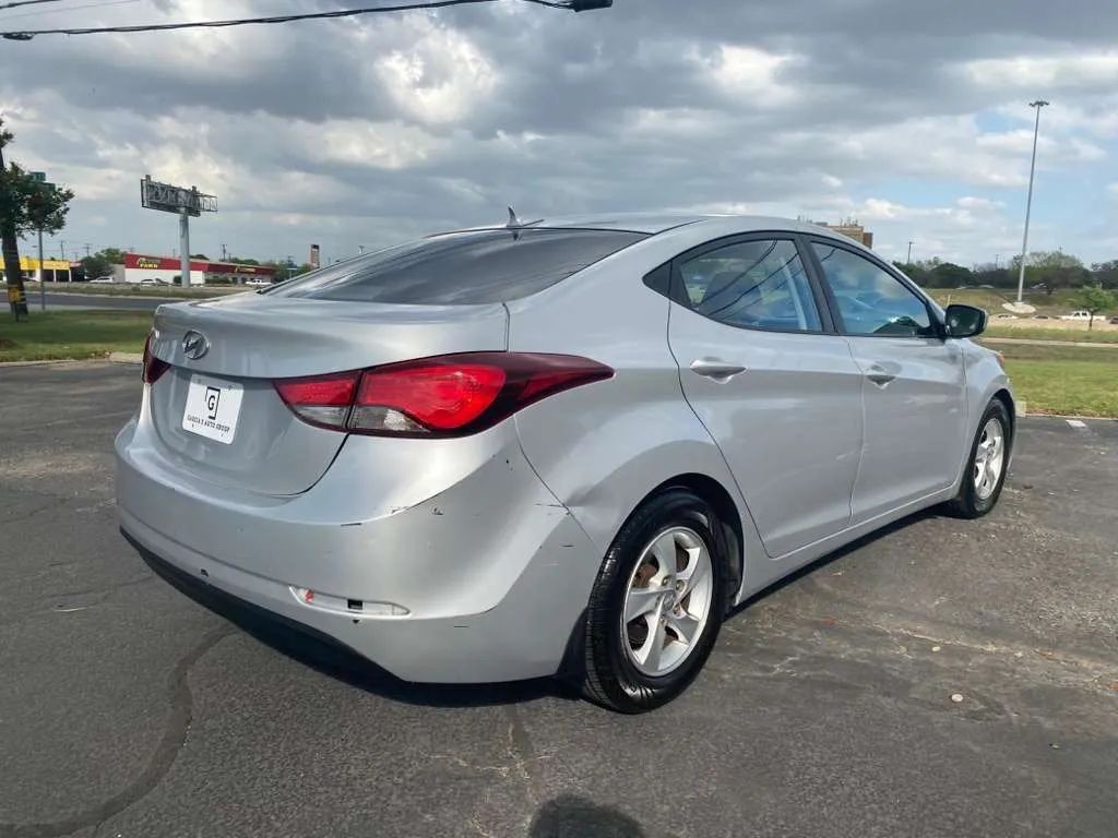 Hyundai Elantra Vehicle Full-screen Gallery Image 03