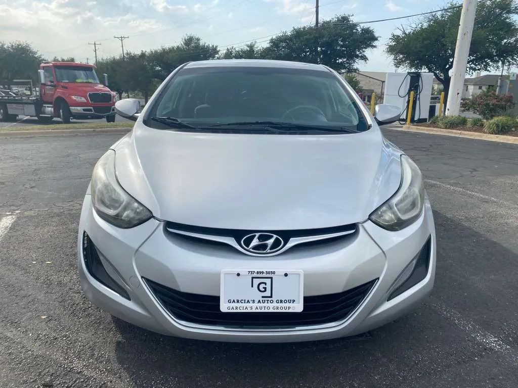 Hyundai Elantra Vehicle Full-screen Gallery Image 05