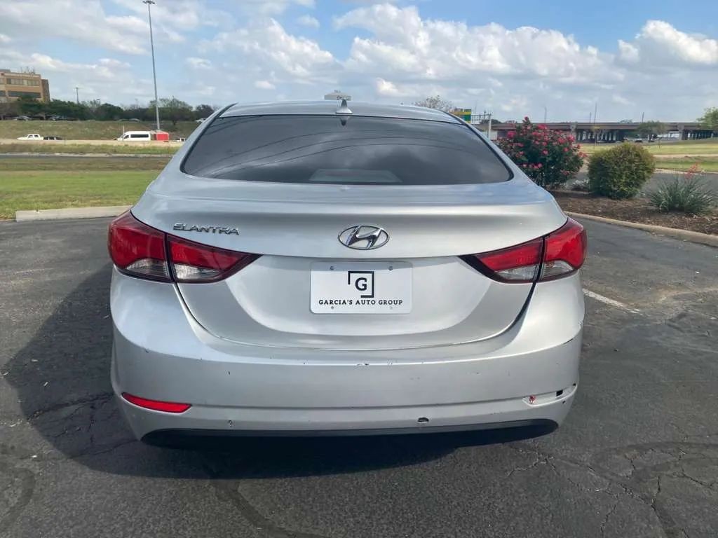 Hyundai Elantra Vehicle Full-screen Gallery Image 06