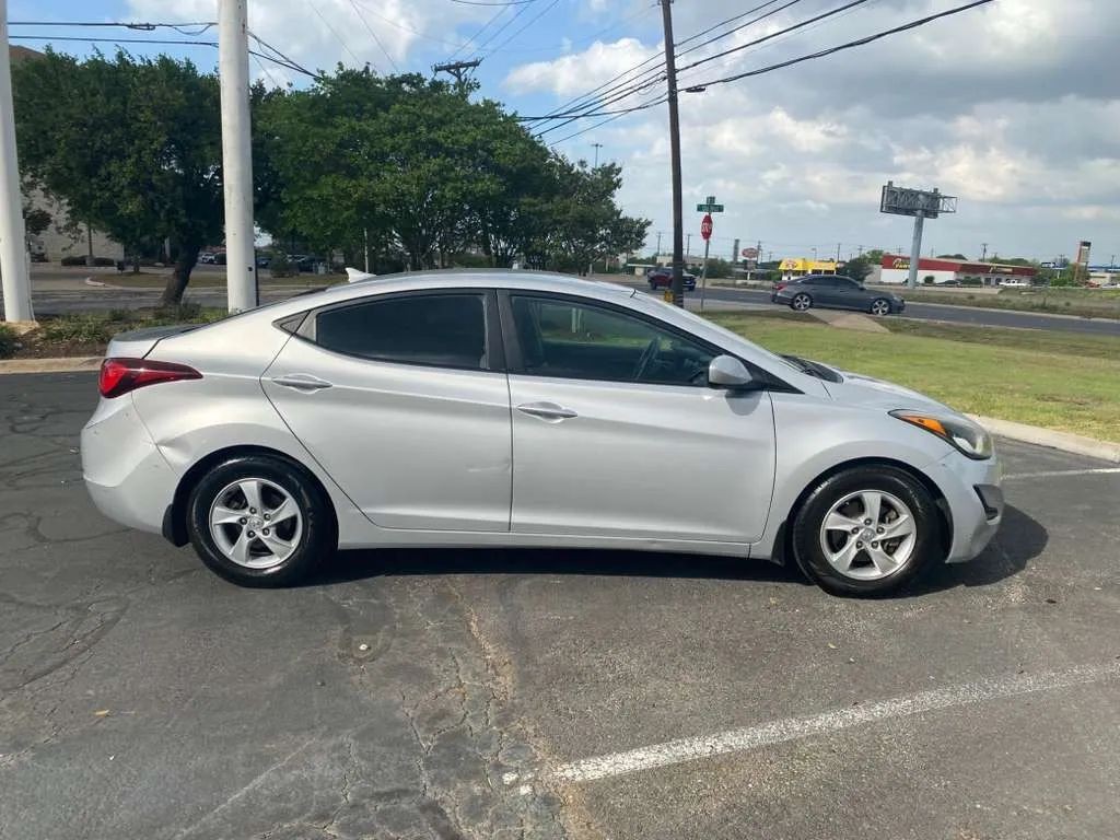 Hyundai Elantra Vehicle Full-screen Gallery Image 07