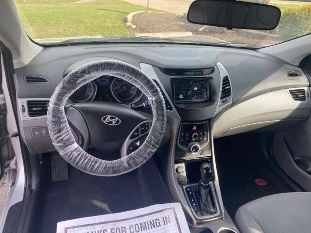 Hyundai Elantra Vehicle Full-screen Gallery Image 10