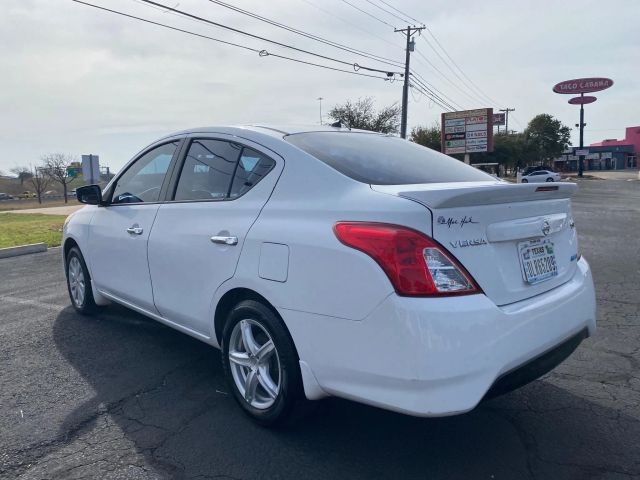 Nissan Versa Vehicle Full-screen Gallery Image 3