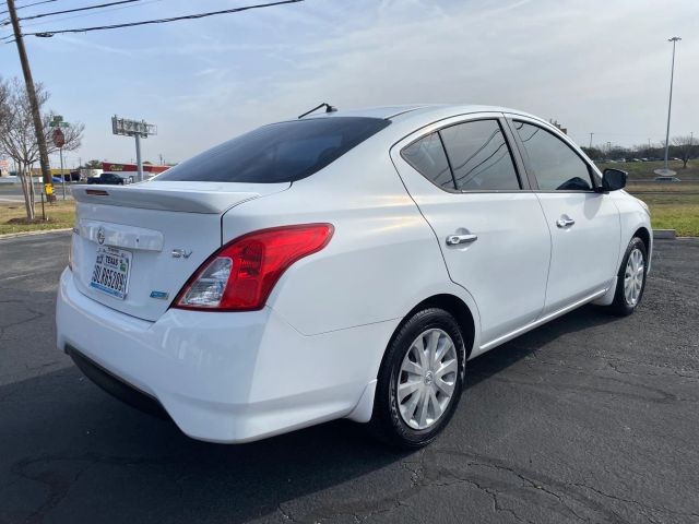 Nissan Versa Vehicle Full-screen Gallery Image 4