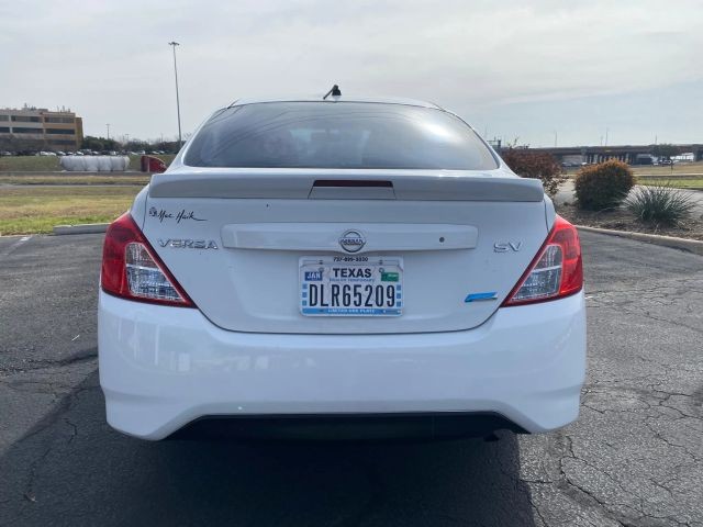 Nissan Versa Vehicle Full-screen Gallery Image 7